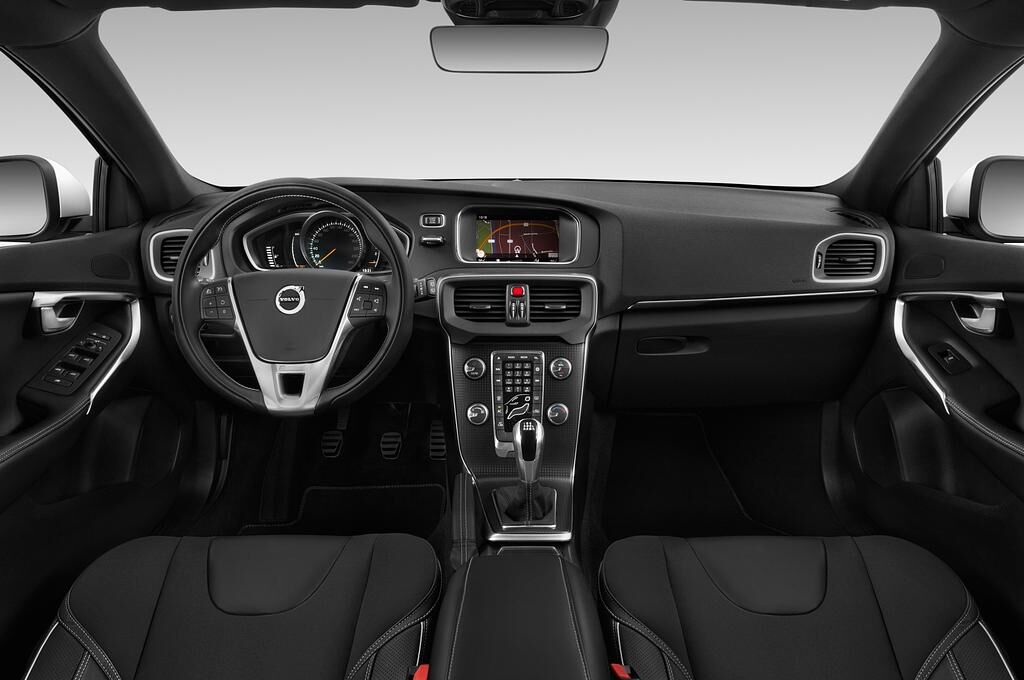 Volvo V40 (Baujahr 2018) R-Design 5 Türen Cockpit und Innenraum