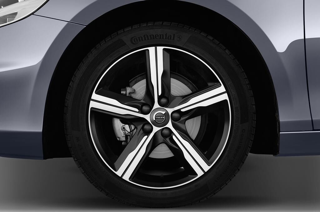 Volvo V40 (Baujahr 2018) R-Design 5 Türen Reifen und Felge