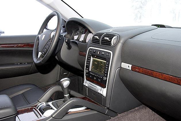 Leder und Holz im Cockpit