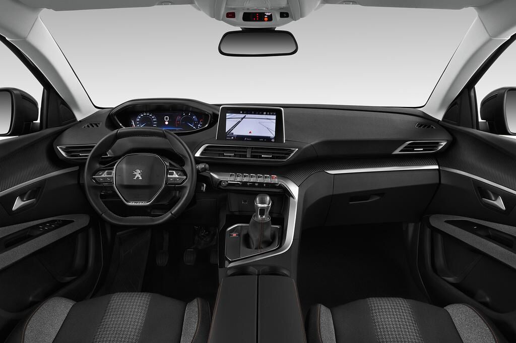 Peugeot 3008 (Baujahr 2018) Active 5 Türen Cockpit und Innenraum