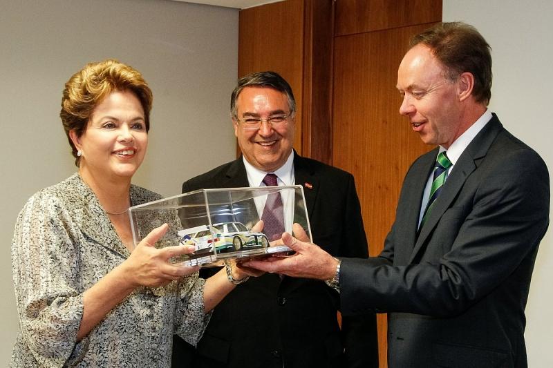 BMW Vertriebsvorstand Ian Robertson mit der brasilianischen Präsidentin Dilma Rousseff
