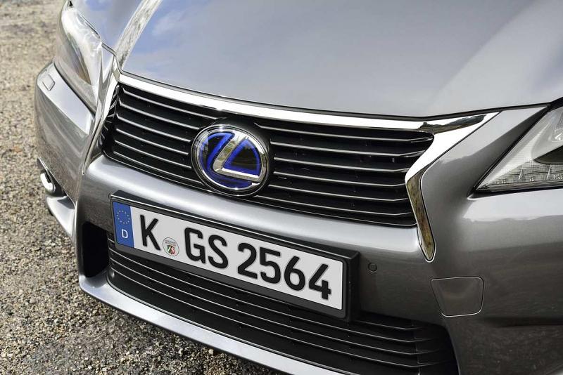 Lexus GS 300h - der Grill ist grimmiger als die Fahrleistungen