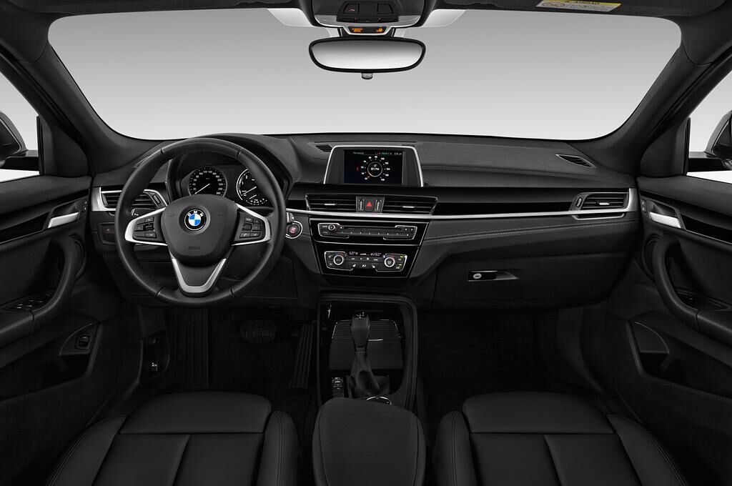 BMW X2 (Baujahr 2018) Advantage Plus 5 Türen Cockpit und Innenraum