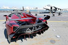 Lamborghini präsentiert seinen neuen Veneno Roadster auf dem italienischen Flugzeugträger Cavour