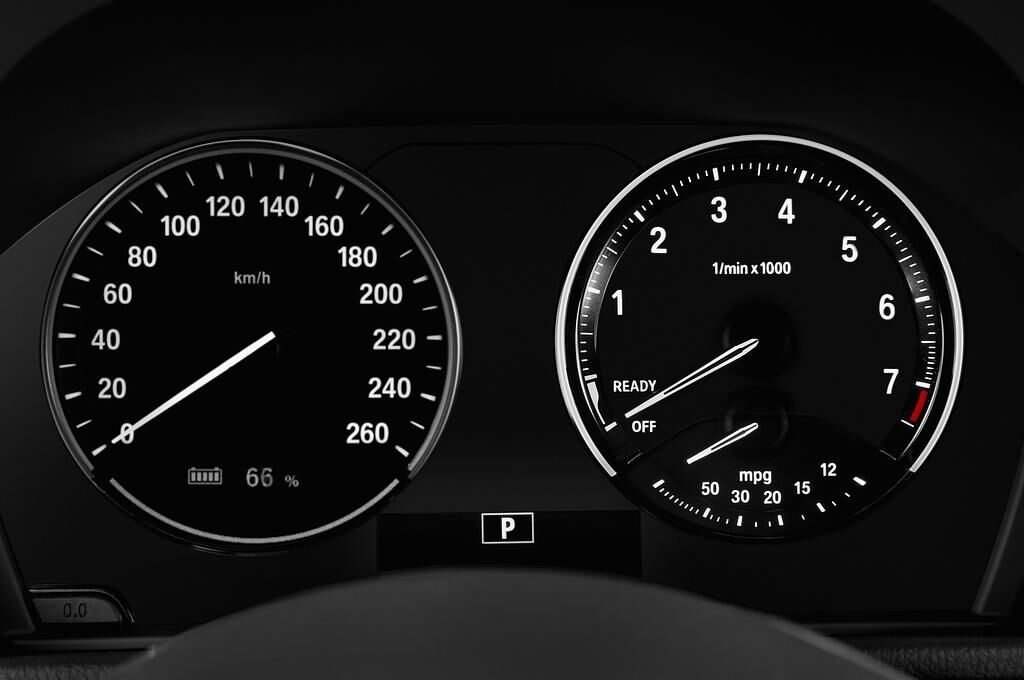BMW X2 (Baujahr 2018) Advantage Plus 5 Türen Tacho und Fahrerinstrumente