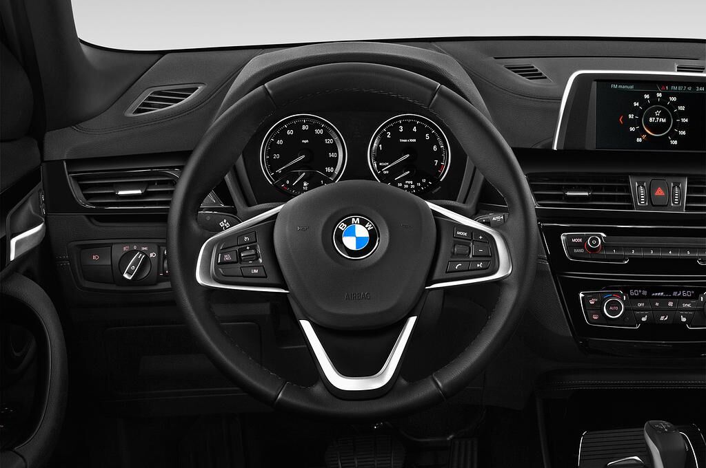 BMW X2 (Baujahr 2018) Advantage Plus 5 Türen Lenkrad