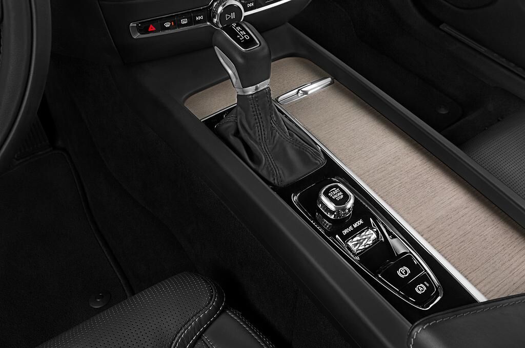 Volvo V60 (Baujahr 2019) Inscription 5 Türen Schalthebel