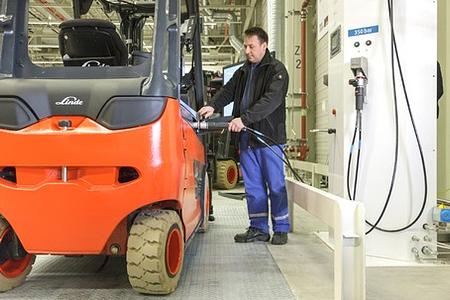 BMW Werk in Leipzig erhält Stapler und Schlepper mit Wasserstoffantrieb