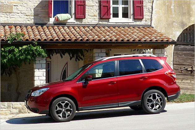 Optisch zeigt sich das Kompakt-SUV weniger rustikal, sondern vielmehr elegant und dynamisch