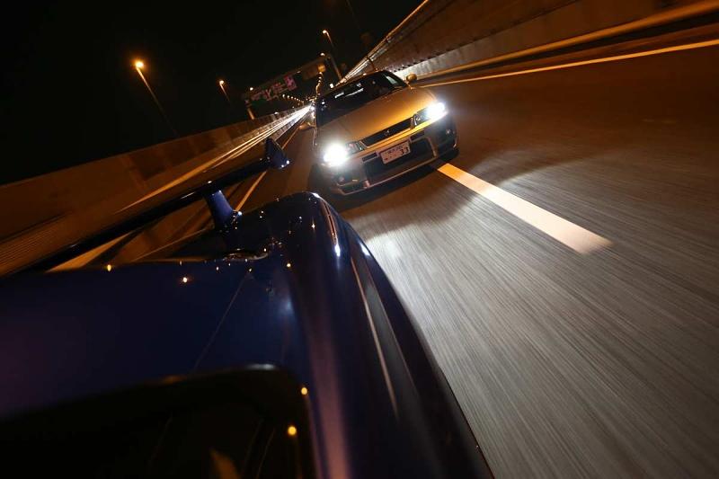 Der R33 von Aki Itoh klebt am Heck.