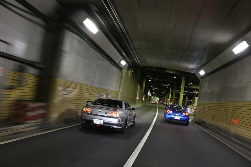 Im Tunnel dröhnen die Auspuffanlagen um ein Vielfaches lauter.