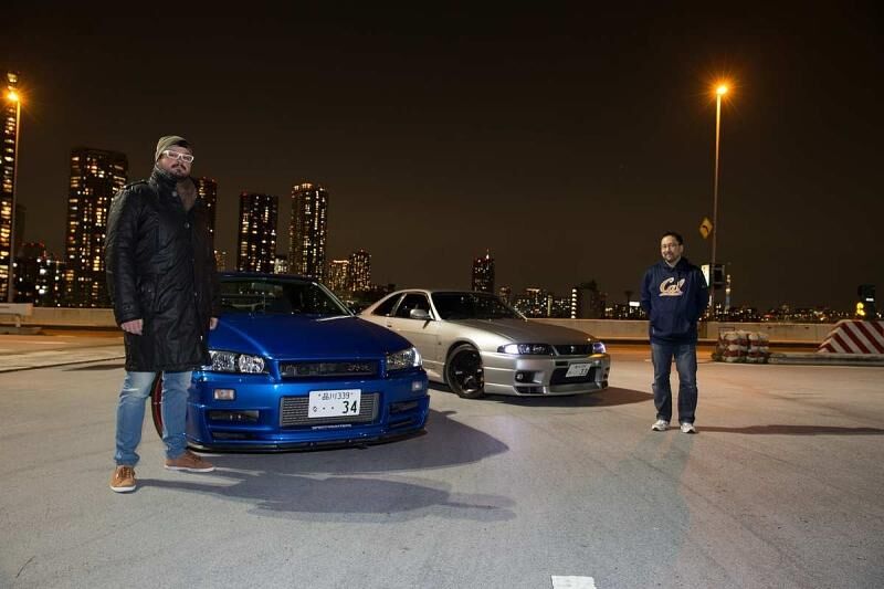 Dino Dalle Carbonare und Aki Itoh (von links nach rechts) vor ihren automobilen Schätzen.