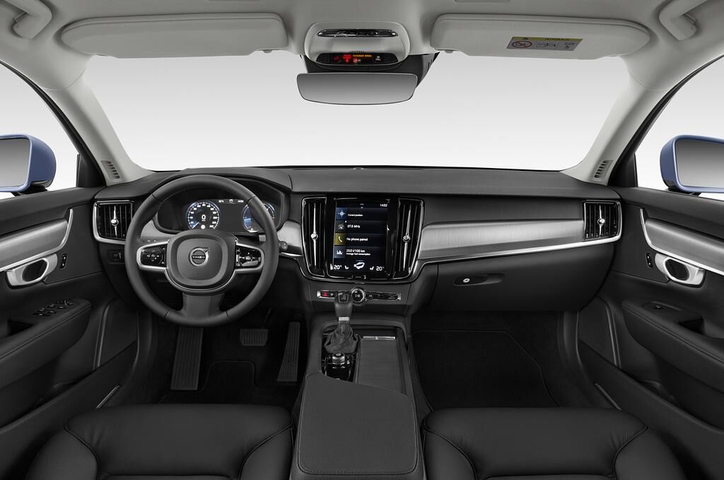 Volvo V90 (Baujahr 2019) Momentum 5 Türen Cockpit und Innenraum