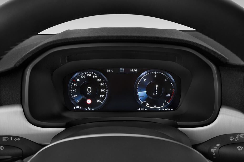 Volvo V90 (Baujahr 2019) Momentum 5 Türen Tacho und Fahrerinstrumente