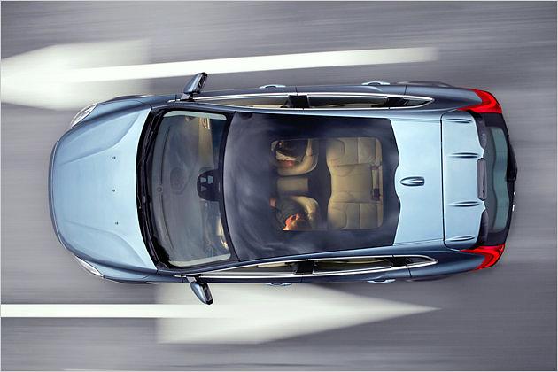 Von oben betrachtet fallen die geschwungenen Linien auf der Motorhaube und die Finnen auf dem Dachspoiler auf