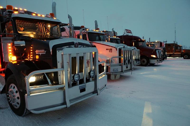 An der Raststätte laufen die Motoren der Trucks die ganze Nacht über