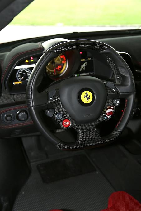 Das typische Ferrari-Cockpit mit dem Manettino am Lenkrad
