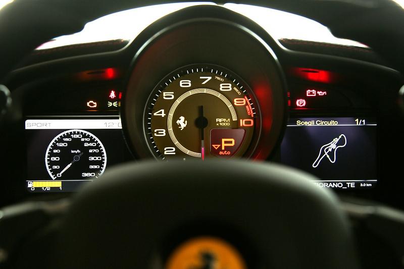 Der Drehzahlmesser ist das zentrale Instrument beim Ferrari 458 Speciale