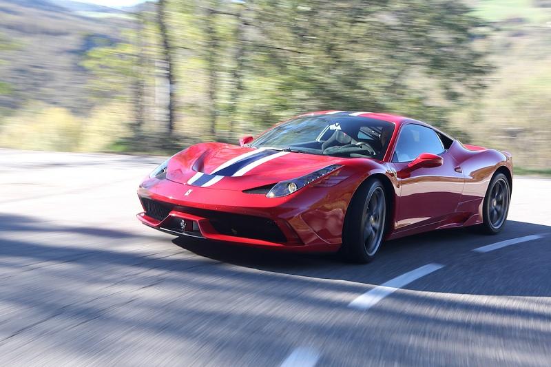 Der horizontale vordere Flap beim Ferrari 458 Speciale senkt sich bei Geschwindigkeiten über 220 km/h