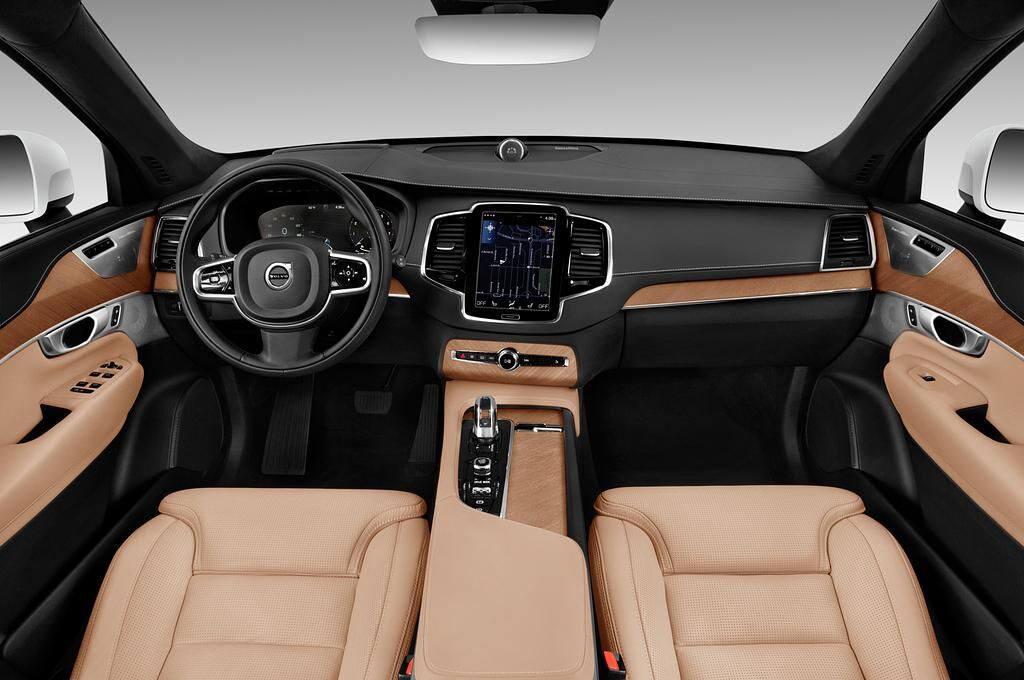 Volvo XC90 Plug-in Hybrid (Baujahr 2018) Inscription 5 Türen Cockpit und Innenraum