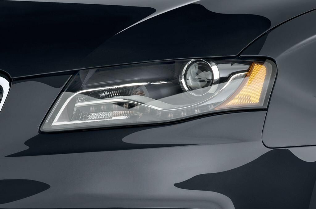 Audi A4 (Baujahr 2010) Avant 5 Türen Scheinwerfer