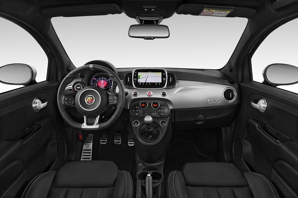 Abarth 595 Turismo (Baujahr 2018) - 2 Türen Cockpit und Innenraum