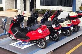 Current Motor bringt E-Roller SuperScooter mit Ladestation