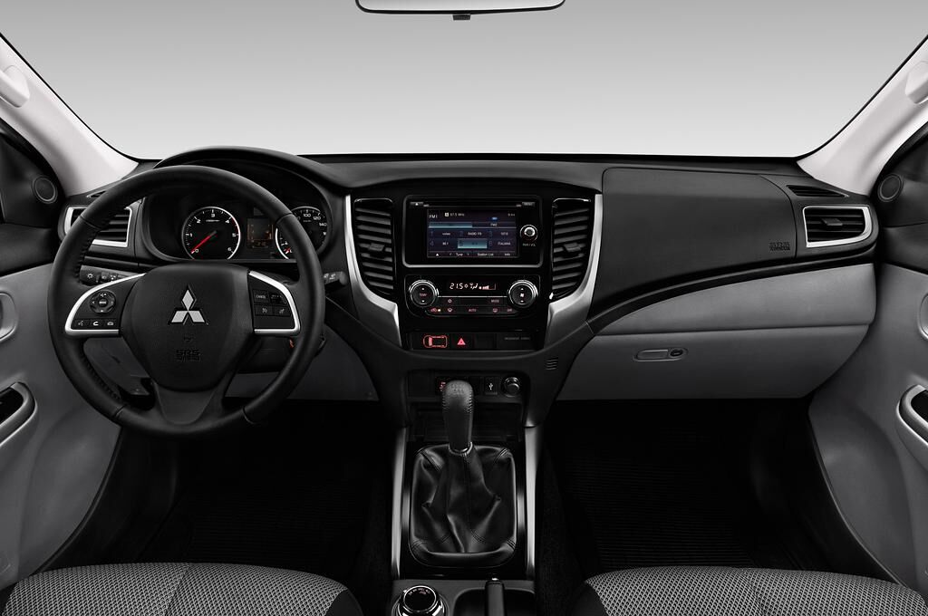 Mitsubishi L200 (Baujahr 2018) Plus 2 Türen Cockpit und Innenraum