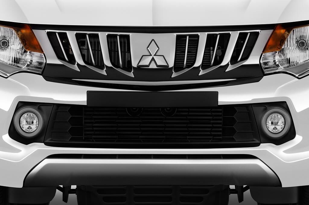 Mitsubishi L200 (Baujahr 2018) Plus 2 Türen Kühlergrill und Scheinwerfer
