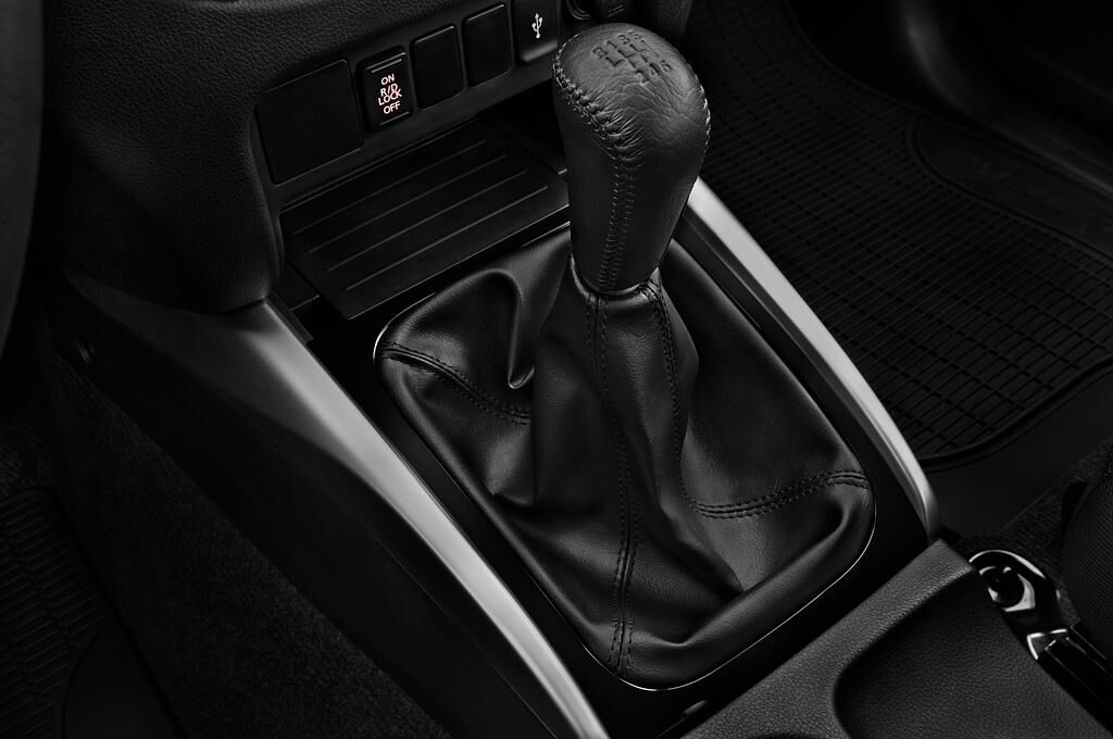 Mitsubishi L200 (Baujahr 2018) Plus 2 Türen Schalthebel