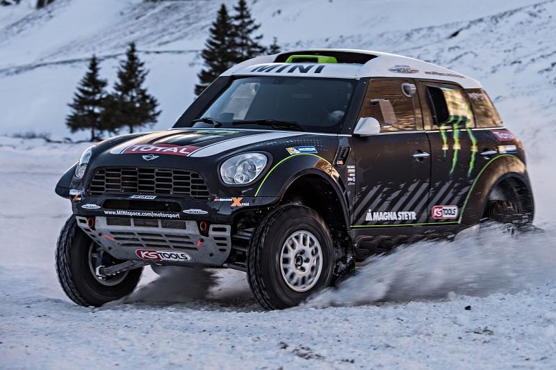 Der Mini All4 Racing Dakar spielt im Gelände seine Stärken aus