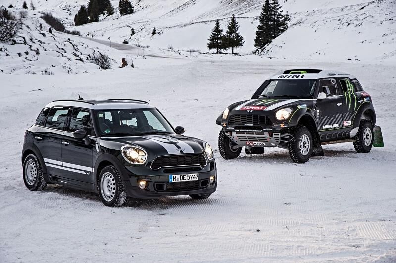 Der Mini All4 Racing Dakar (rechts) und sein Serien-Pendant der Mini Countryman