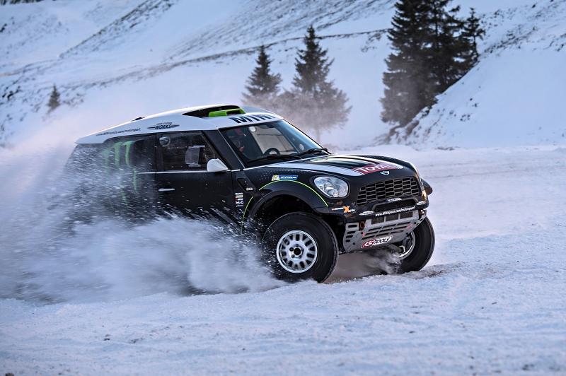 Der Mini All4 Racing Dakar feuert den Hang hoch