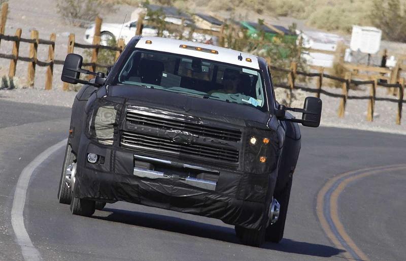 Ein fast bis zur Unkenntlichkeit getarnter Chevrolet HD Silverado aus dem Jahr 2012.