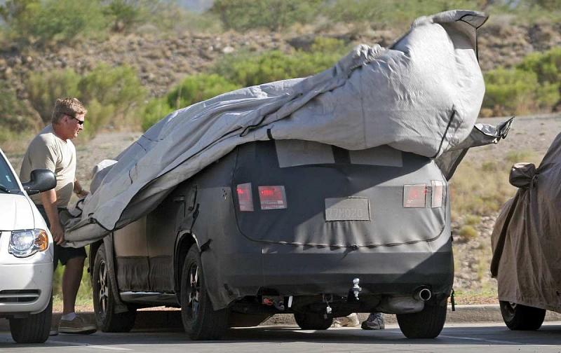 Diesen Dodge Journey versuchten die Testfahrer im Juni 2007 noch schnell zu verstecken.