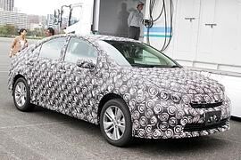 Toyota FCV noch in voller Tarnkleidung