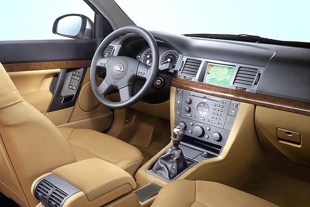 Klar gegliedertes Cockpit, hier mit Navigationssystem