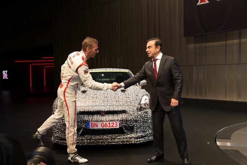 Nissan-Chef Carlos Ghosn bedankt sich bei Rennfahrer Michael Krumm für den Rundenrekord auf der Nordschleife.