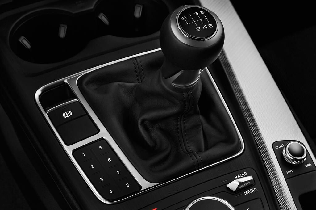 Audi A4 (Baujahr 2016) Sport 5 Türen Schalthebel