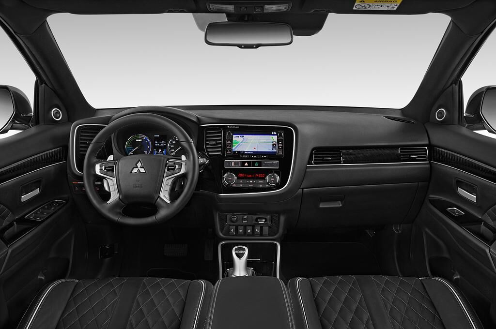 Mitsubishi Outlander Plug-in Hybrid (Baujahr 2018) Plus 5 Türen Cockpit und Innenraum