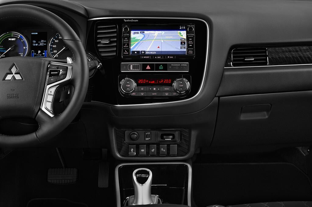 Mitsubishi Outlander Plug-in Hybrid (Baujahr 2018) Plus 5 Türen Mittelkonsole
