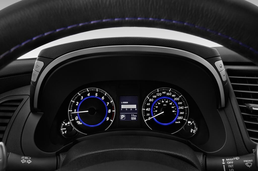 Infiniti QX70 (Baujahr 2018) S 5 Türen Tacho und Fahrerinstrumente