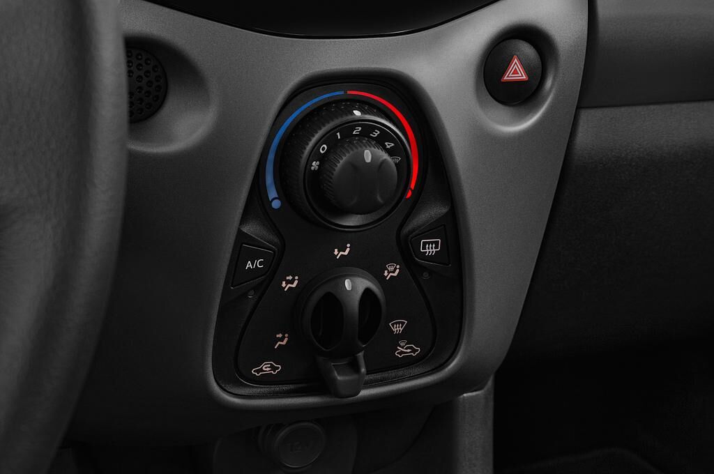 Toyota Aygo (Baujahr 2019) x-Play 5 Türen Temperatur und Klimaanlage