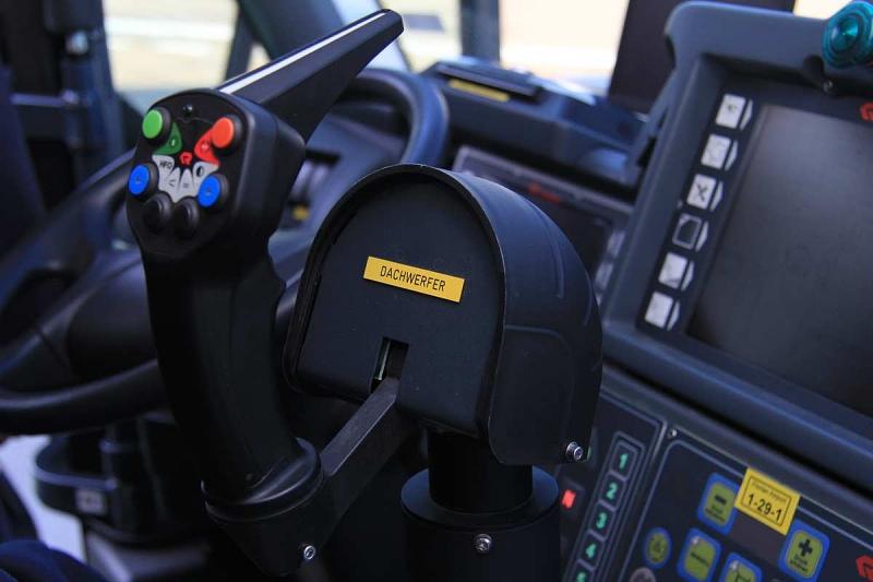 Mit dem Joystick wird der Dachwerfer gesteuert.