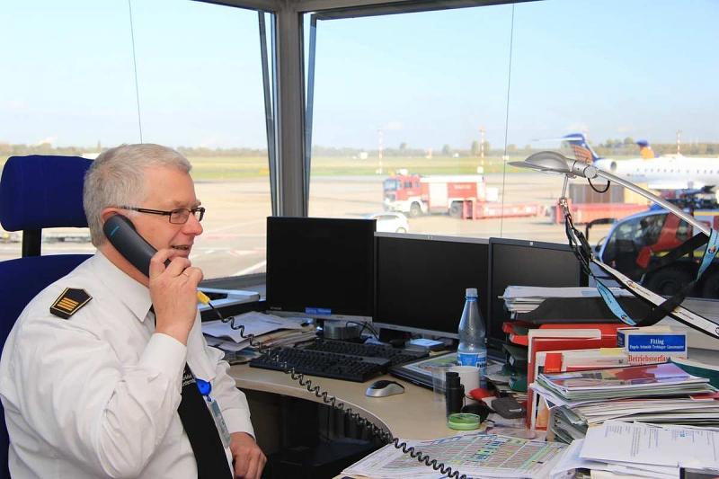 Thomas Jeziorek in seinem Büro auf dem Düsseldorfer Flughafen.