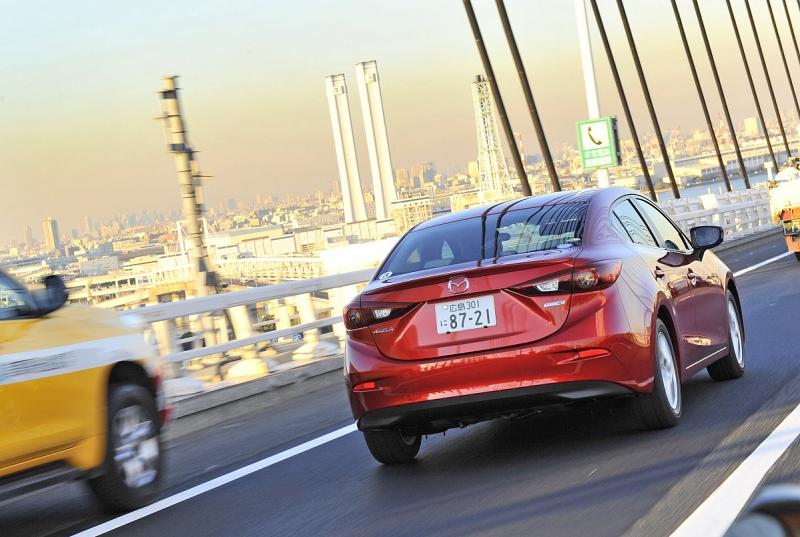 Mazda 3 Skyactiv Hybrid auf den Straßen von Yokohama