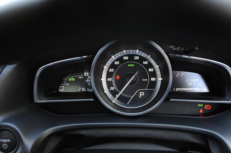 Mazda 3 Skyactiv Hybrid auf den Straßen von Yokohama