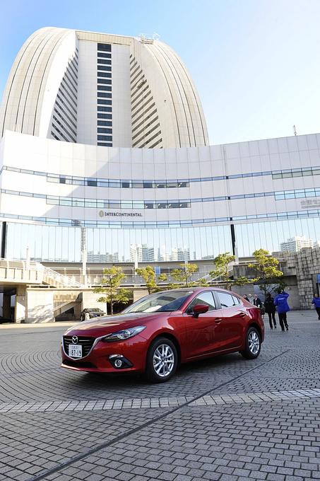 Mazda 3 Skyactiv Hybrid auf den Straßen von Yokohama
