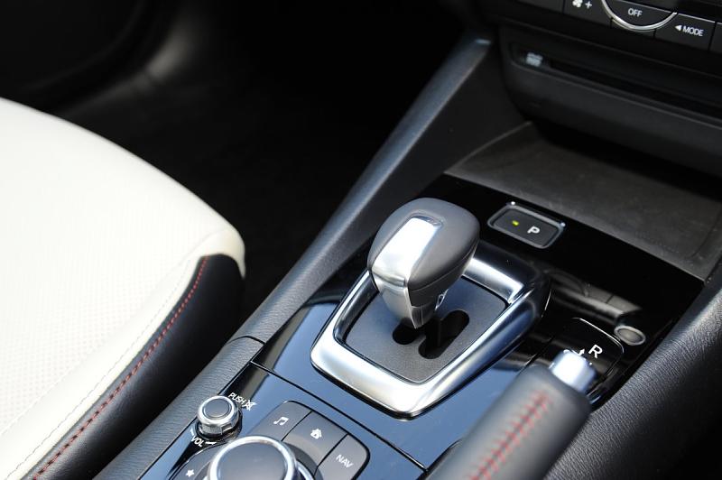 Mazda 3 Skyactiv Hybrid auf den Straßen von Yokohama