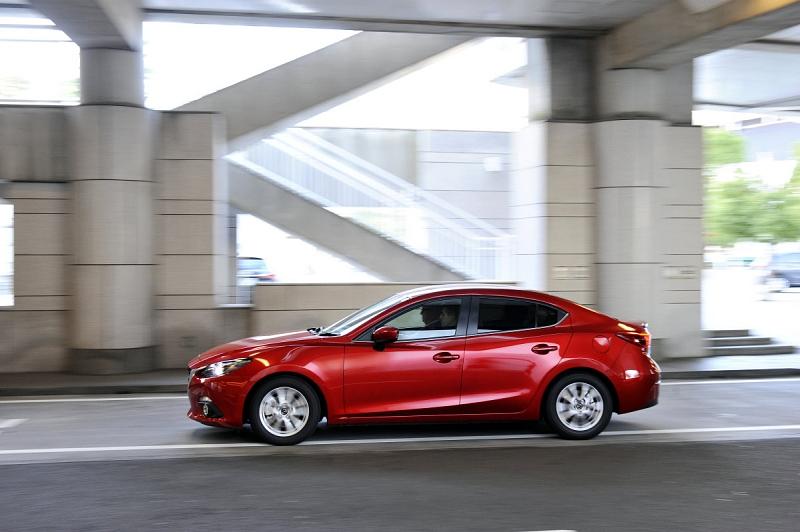 Mazda 3 Skyactiv Hybrid auf den Straßen von Yokohama